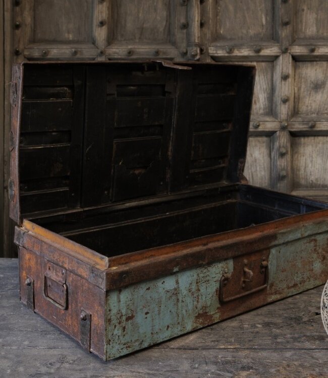 Be-Uniq Oude Metalen Koffer | India | H25 x B68 x D36 cm