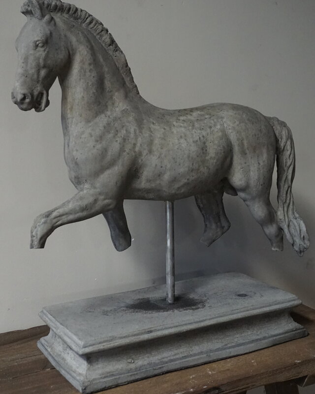 Il Cupido Paard Beeld Op Voet | Beton | H65xB52xD23 cm
