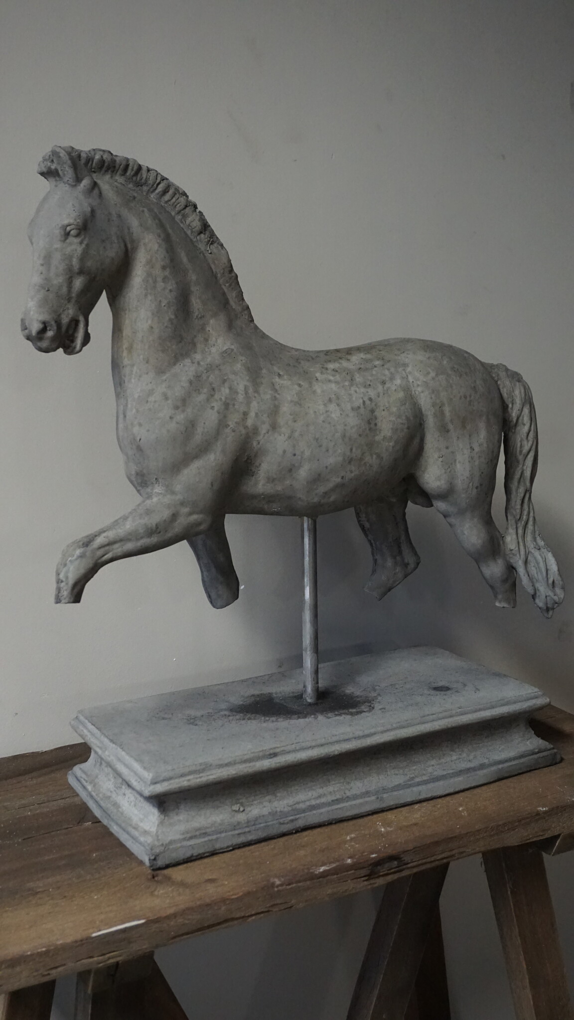 Il Cupido Paard Beeld Op Voet | Beton | H65xB52xD23 cm