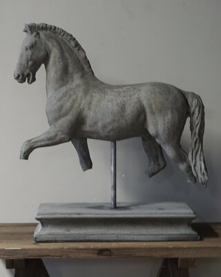 Il Cupido Paard Beeld Op Voet | Beton | H65xB52xD23 cm