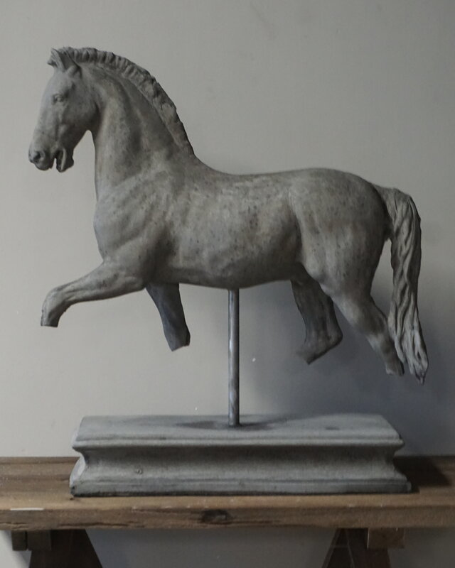 Il Cupido Paard Beeld Op Voet | Beton | H65xB52xD23 cm