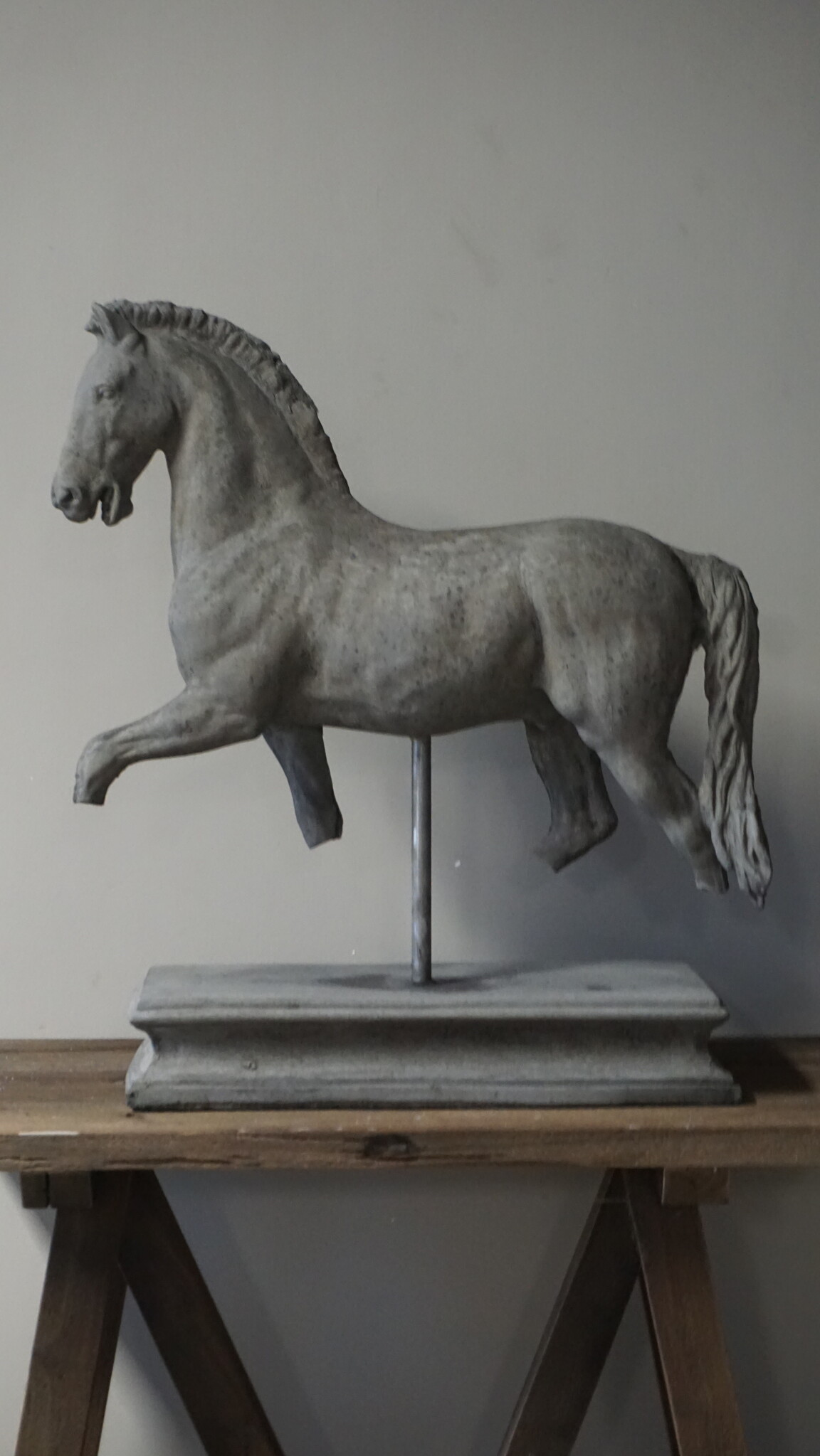 Il Cupido Paard Beeld Op Voet | Beton | H65xB52xD23 cm