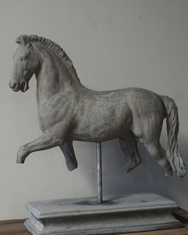 Il Cupido Paard Beeld Op Voet | Beton | H65xB52xD23 cm