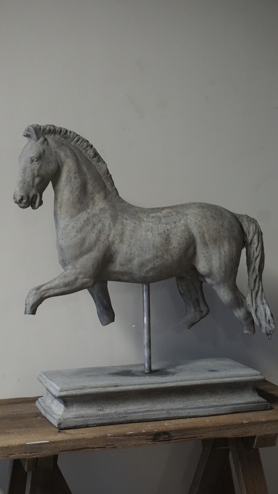 Il Cupido Paard Beeld Op Voet | Beton | H65xB52xD23 cm