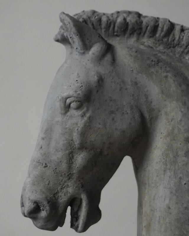 Il Cupido Paard Beeld Op Voet | Beton | H65xB52xD23 cm