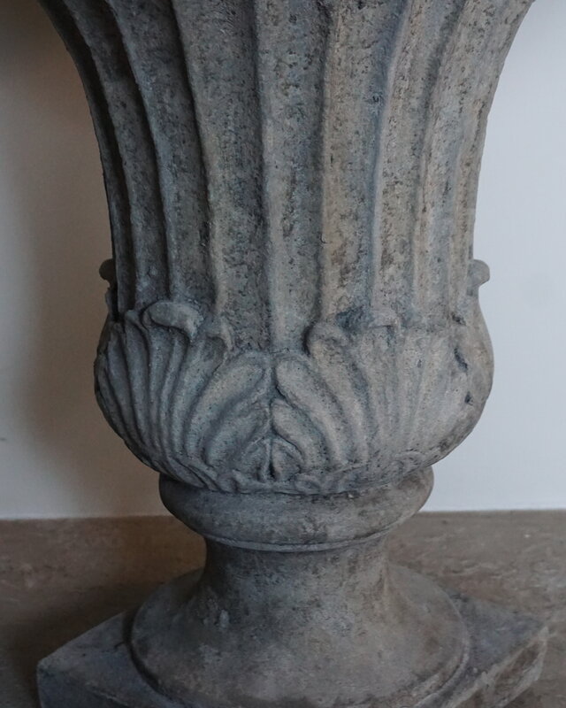 Il Cupido Bloembak Tulp | Beton | H70 x D60 cm