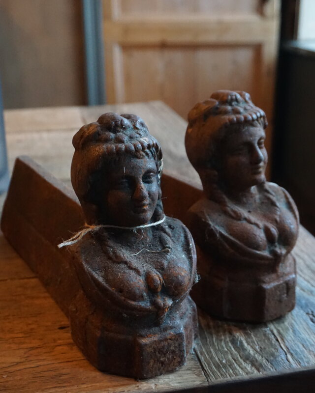 Rene Houtman Set Van 2 Gietijzeren Haardblokken | H20xL33xD9 cm