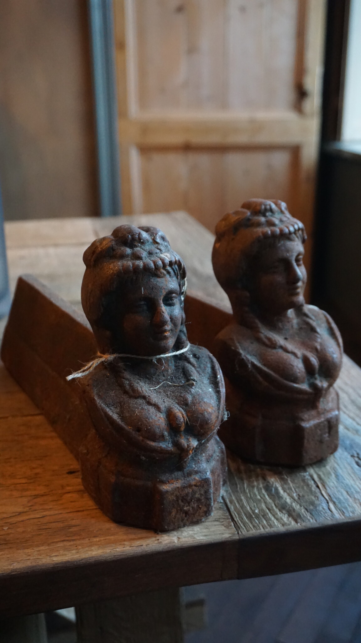 Rene Houtman Set Van 2 Gietijzeren Haardblokken | H20xL33xD9 cm