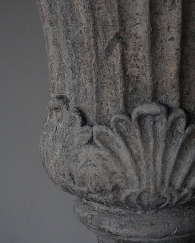 Il Cupido Set van Vaas Tulp en Sokkel Guirlande | Beton