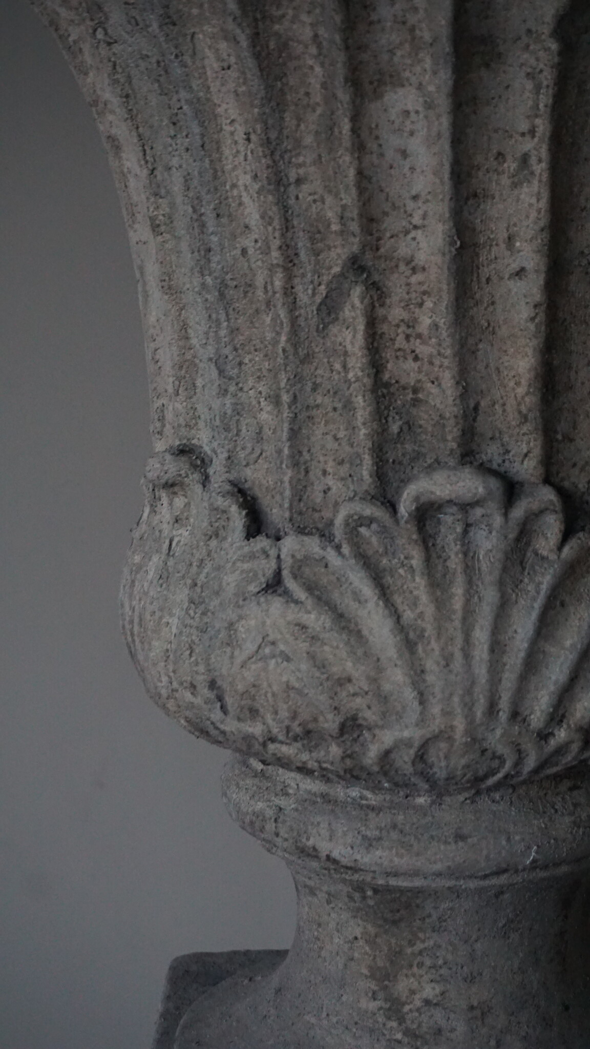 Il Cupido Set van Vaas Tulp en Sokkel Guirlande | Beton
