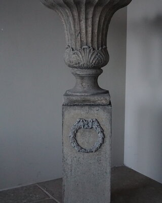 Il Cupido Set van Vaas Tulp en Sokkel Guirlande | Beton