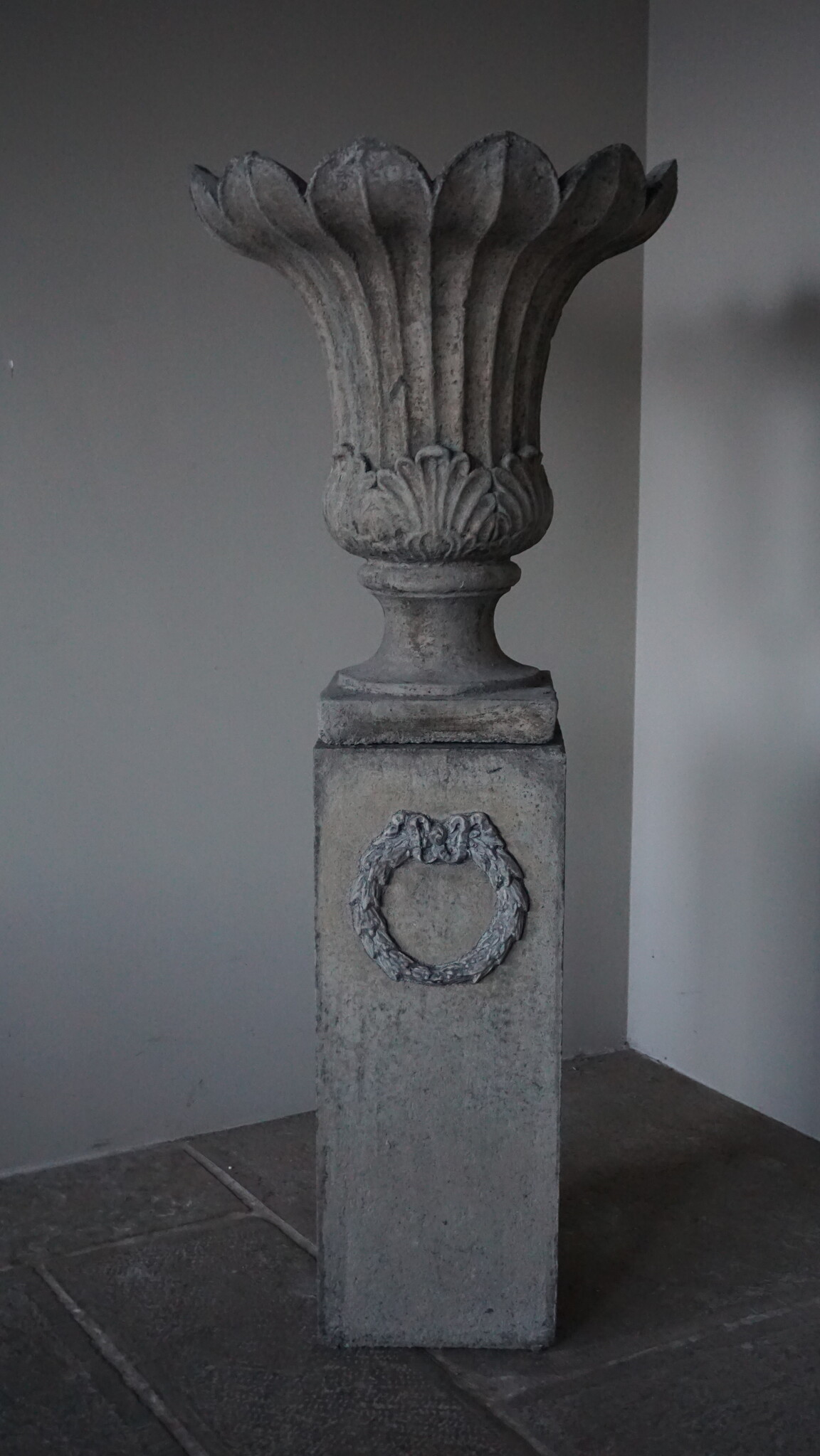 Il Cupido Set van Vaas Tulp en Sokkel Guirlande | Beton