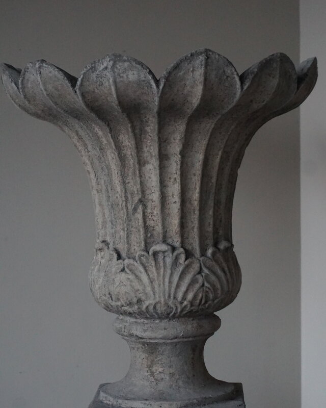 Il Cupido Set van Vaas Tulp en Sokkel Guirlande | Beton