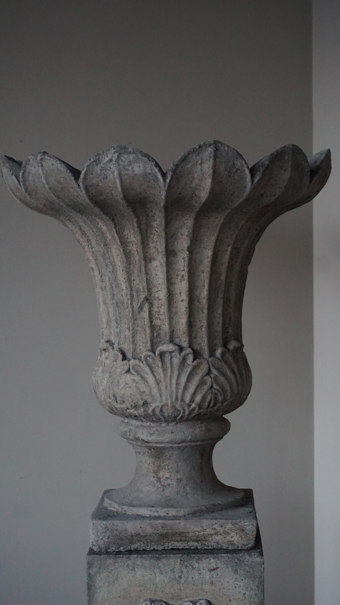Il Cupido Set van Vaas Tulp en Sokkel Guirlande | Beton