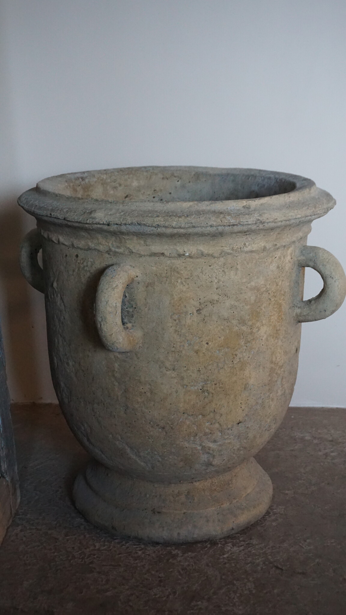 Il Cupido Betonnen Pot Anduse Met Oren | H64 x D58 cm