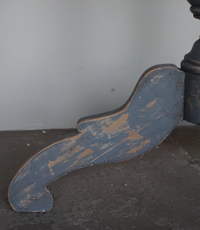 Rene Houtman Houten Wijntafel Met Sierpoten | H80 x D100 cm