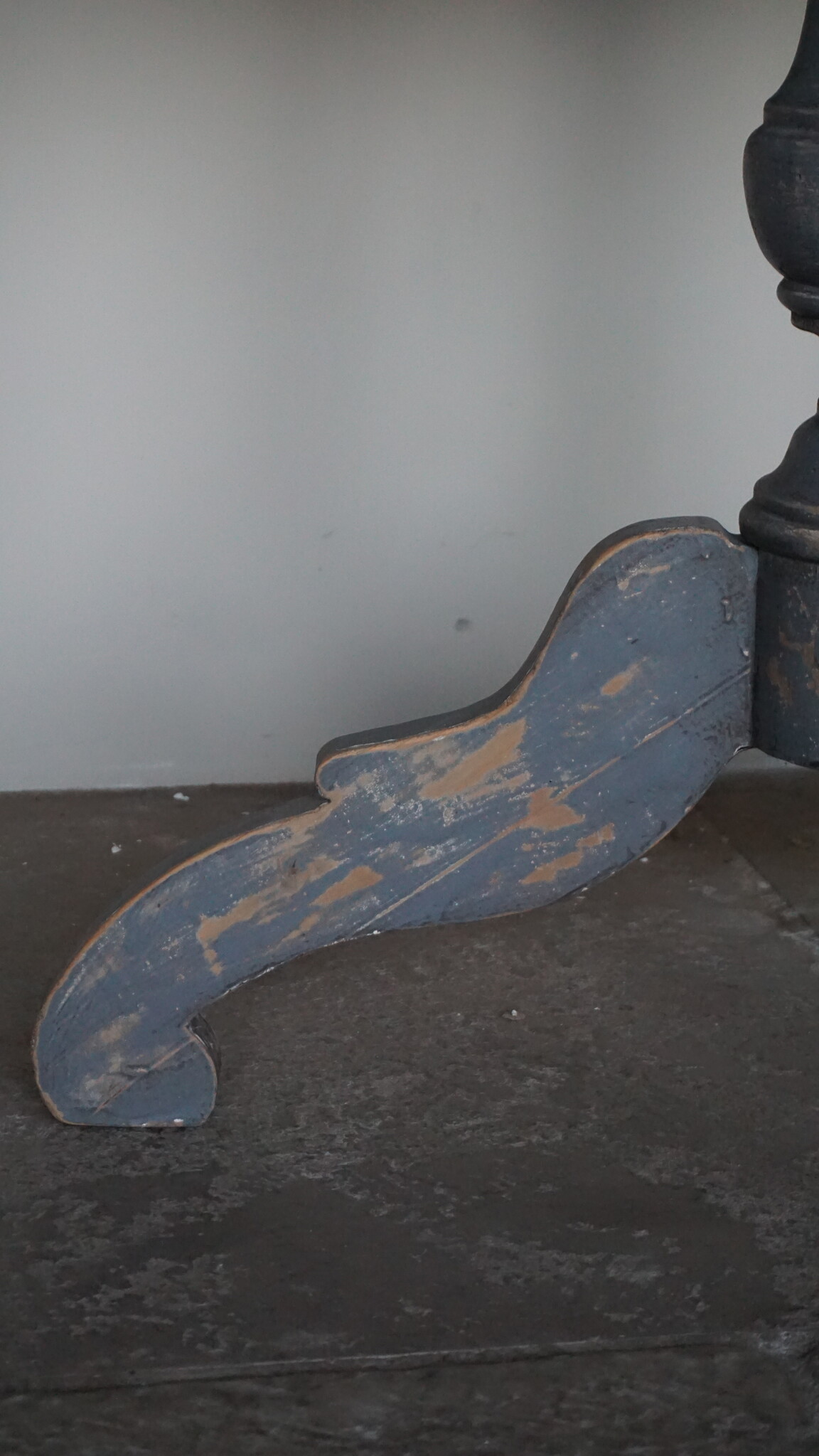 Rene Houtman Houten Wijntafel Met Sierpoten | H80 x D100 cm
