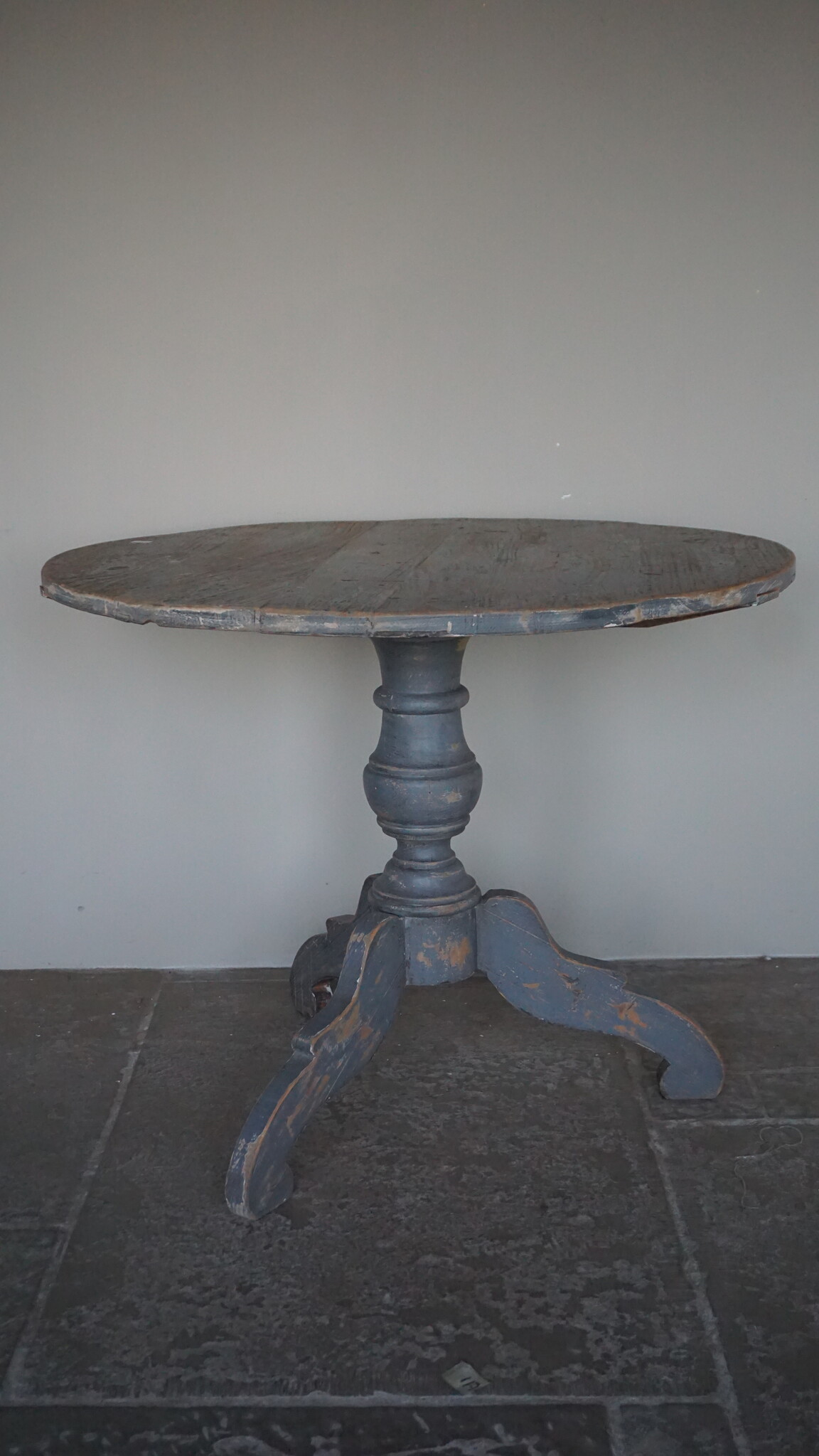 Rene Houtman Houten Wijntafel Met Sierpoten | H80 x D100 cm