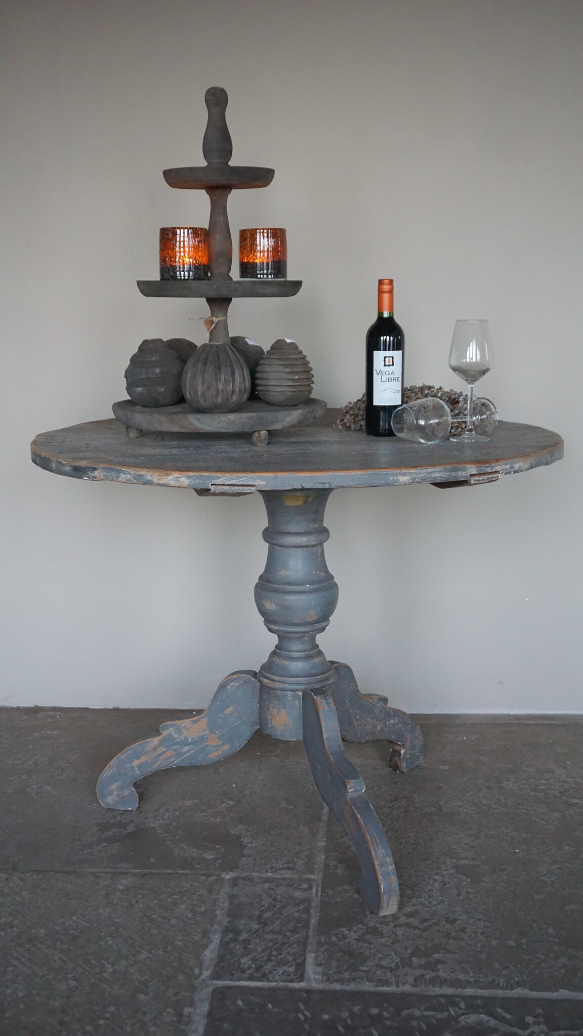 Rene Houtman Houten Wijntafel Met Sierpoten | H80 x D100 cm