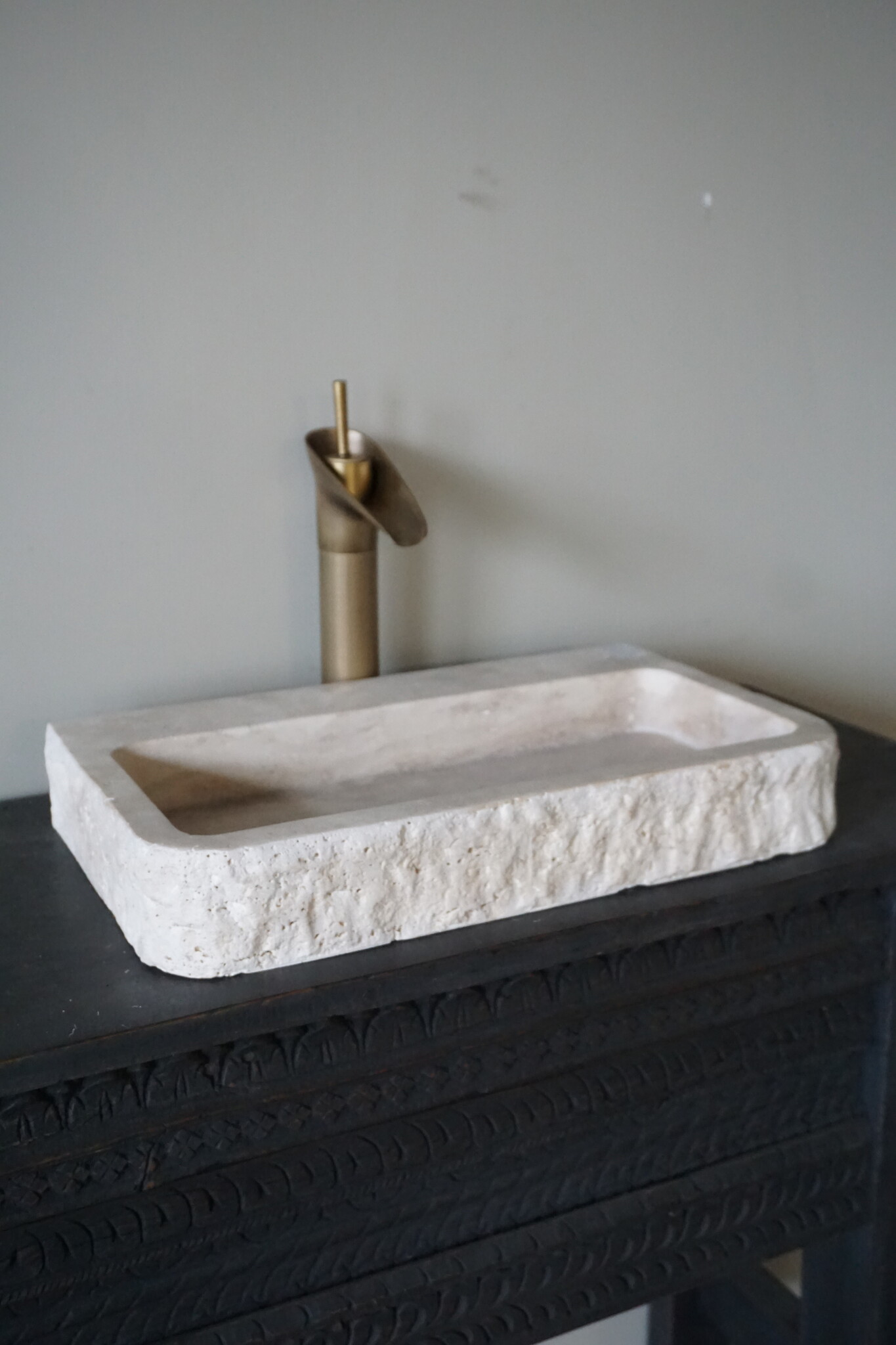 Forzalaqua Wasbak Taranti | Travertin Gezoet | H8 x B50 x D30 cm