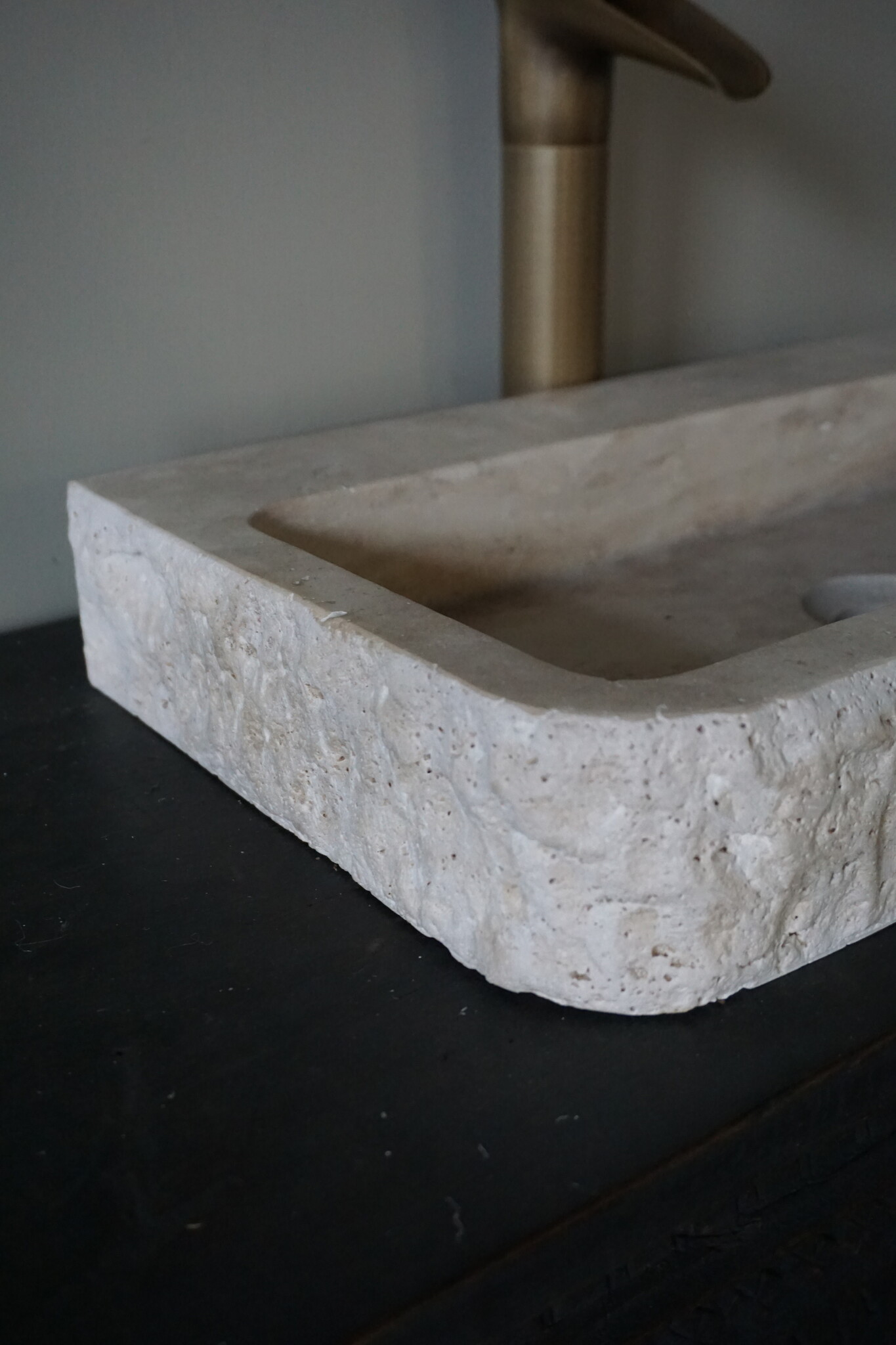 Forzalaqua Wasbak Taranti | Travertin Gezoet | H8 x B50 x D30 cm