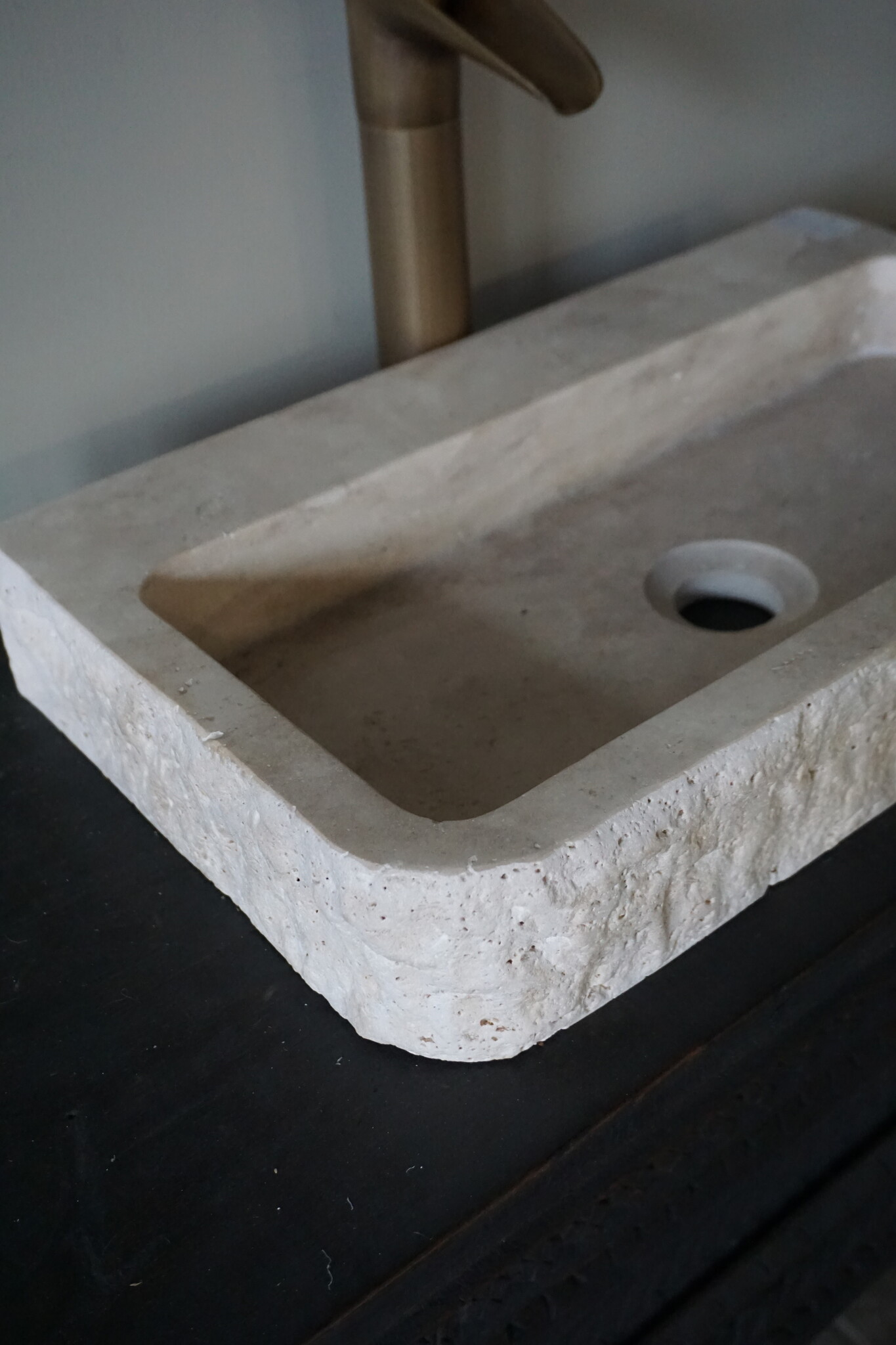 Forzalaqua Wasbak Taranti | Travertin Gezoet | H8 x B50 x D30 cm