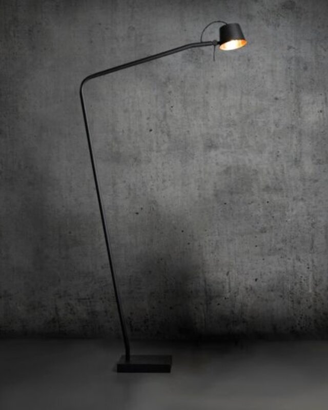 Frezoli Pliz Vloerlamp | Mat Zwart Met Koperen Kap