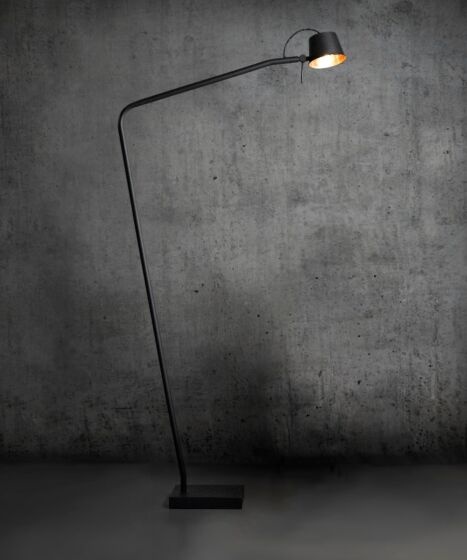Frezoli Pliz Vloerlamp | Mat Zwart Met Koperen Kap