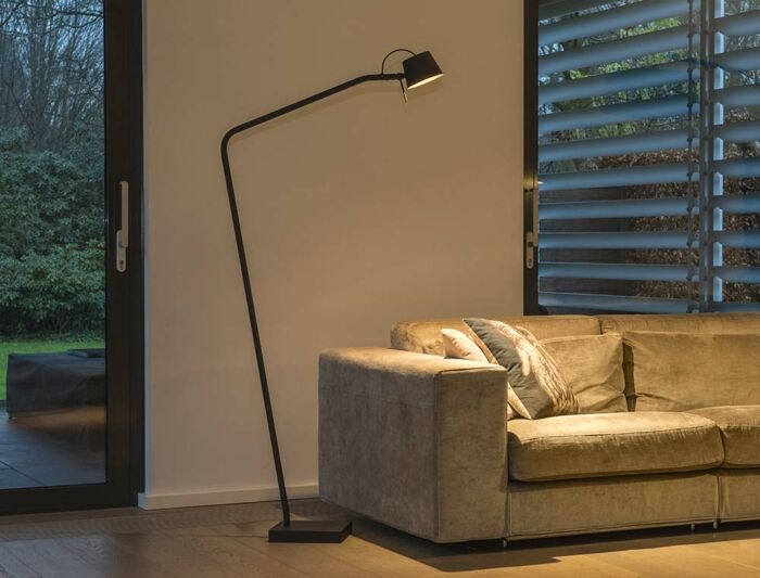 Frezoli Pliz Vloerlamp | Mat Zwart Met Koperen Kap
