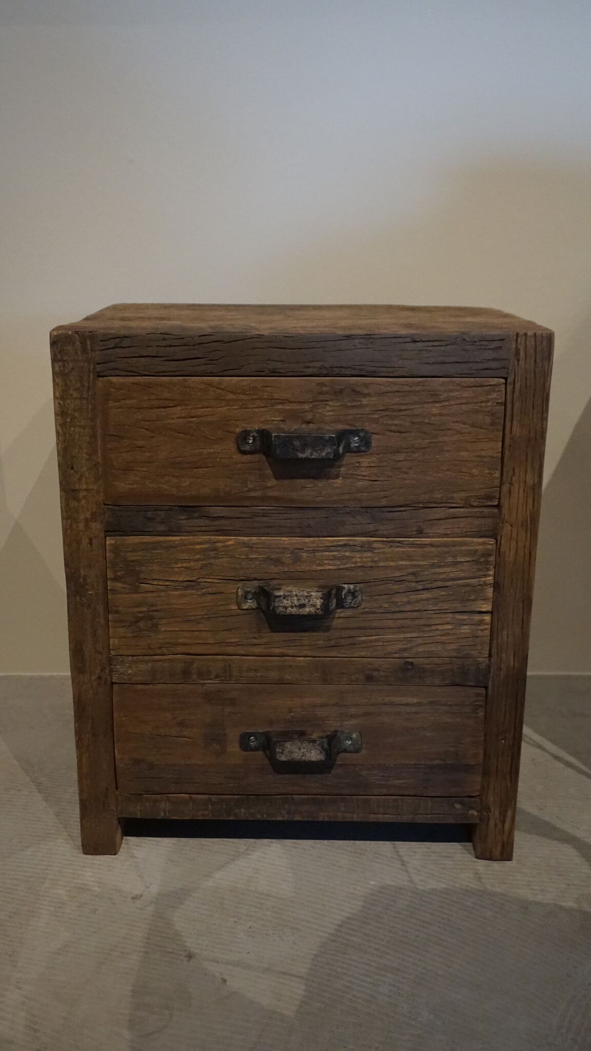 Rene Houtman Oud Houten Nachtkastje | 3 Lades | H60 x B50 x D35 cm
