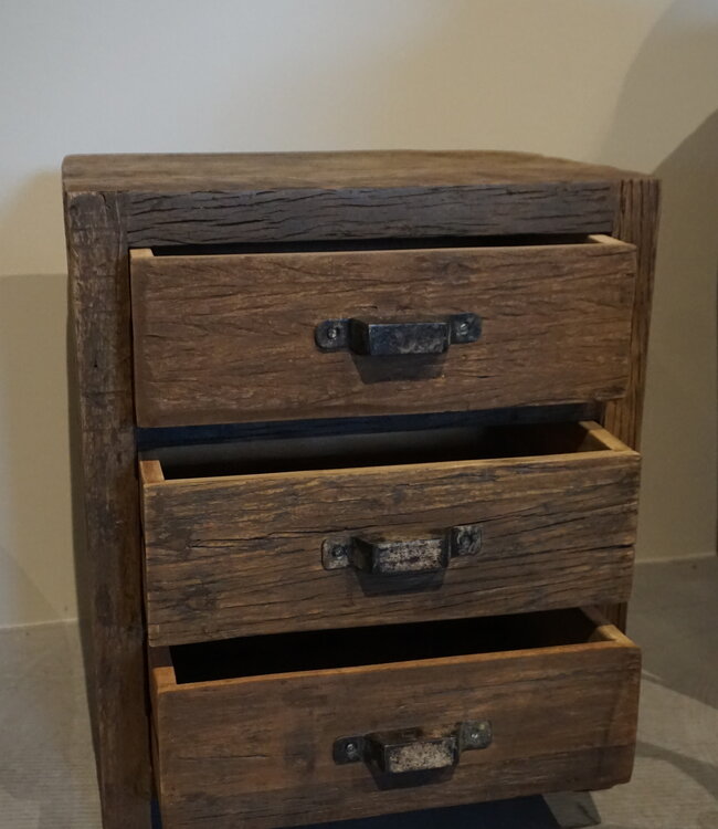 Rene Houtman Oud Houten Nachtkastje | 3 Lades | H60 x B50 x D35 cm