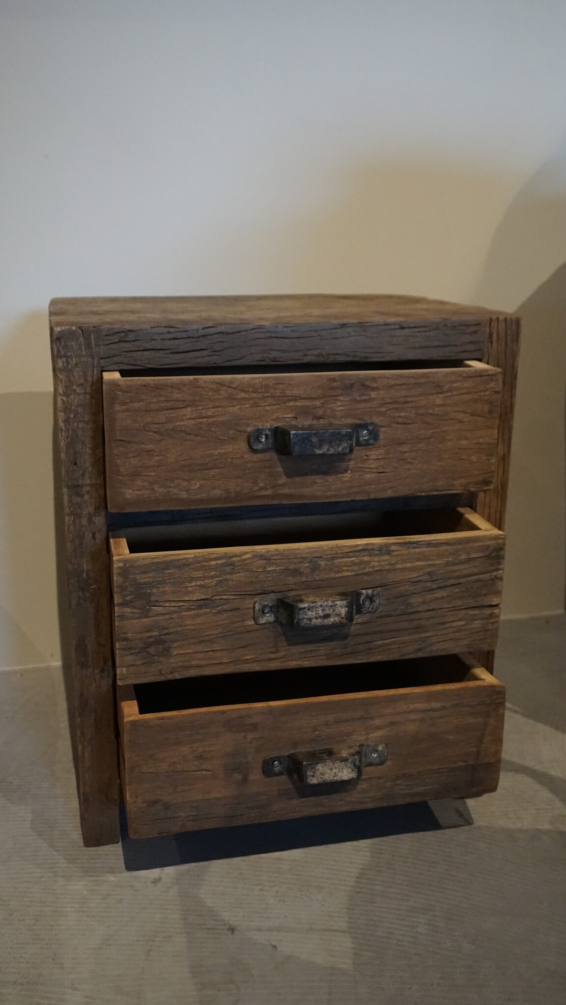 Rene Houtman Oud Houten Nachtkastje | 3 Lades | H60 x B50 x D35 cm