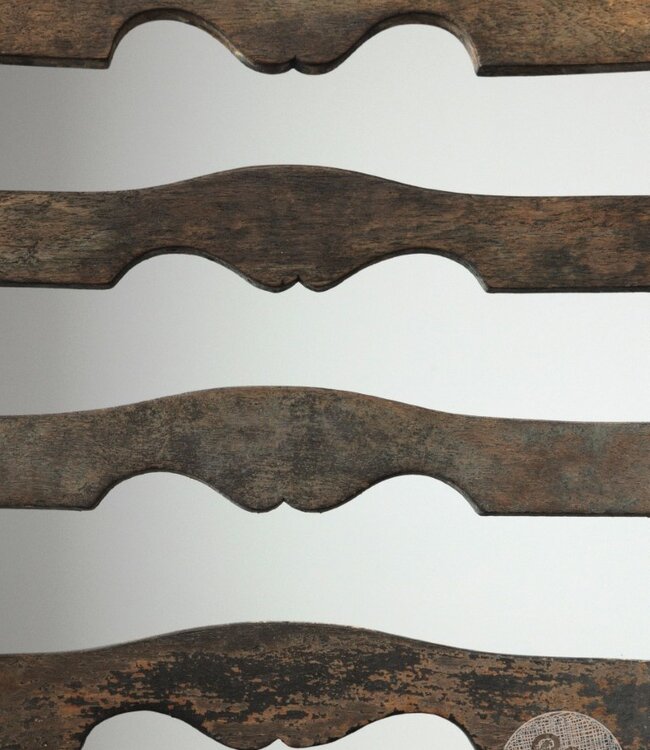 Be-Uniq Antieke Armstoel | Verweerd | H98 x B58 x D56 cm