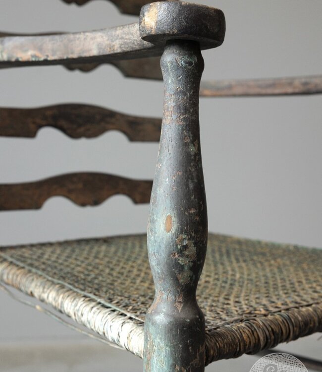 Be-Uniq Antieke Armstoel | Verweerd | H98 x B58 x D56 cm