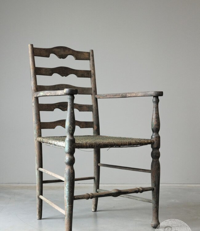 Be-Uniq Antieke Armstoel | Verweerd | H98 x B58 x D56 cm