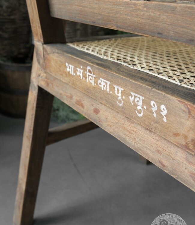 Be-Uniq Oude Armstoel | India | H94 x B53 x D54 cm