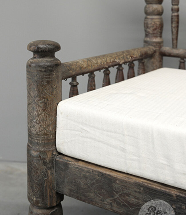 Be-Uniq Oude Dessert Stoel | India | H107 x B57 x D56 cm