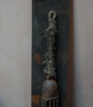 Rene Houtman Oud Houten Plank Met Oude Bel | H73xB17 cm