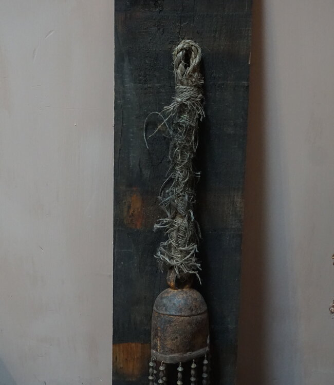 Rene Houtman Oud Houten Plank Met Oude Bel | H73xB17 cm