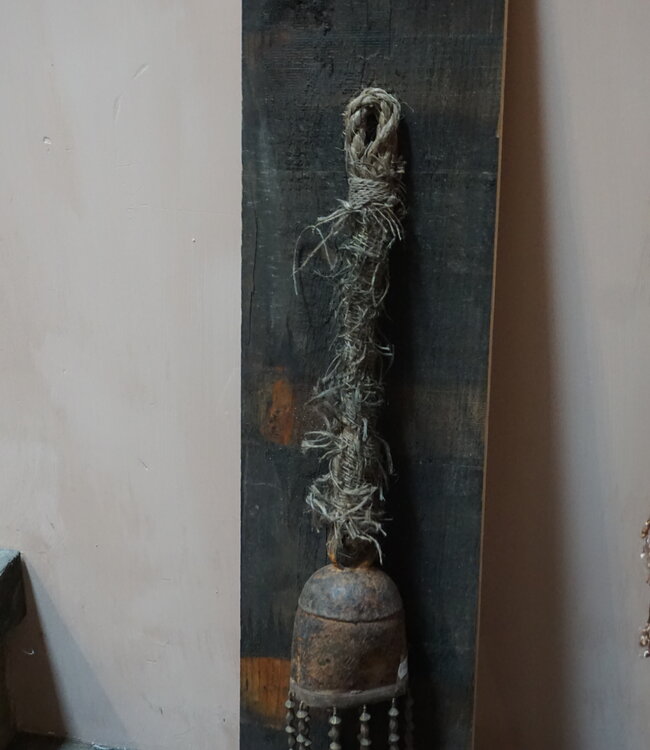 Rene Houtman Oud Houten Plank Met Oude Bel | H73xB17 cm