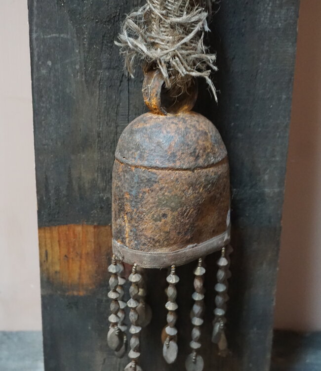 Rene Houtman Oud Houten Plank Met Oude Bel | H73xB17 cm