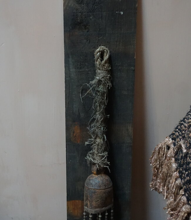 Rene Houtman Oud Houten Plank Met Oude Bel | H73xB17 cm