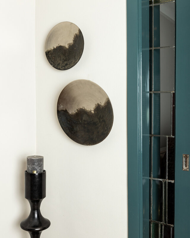 PTMD Taika Black alu ronde kaarshouder met hoge lipjes.