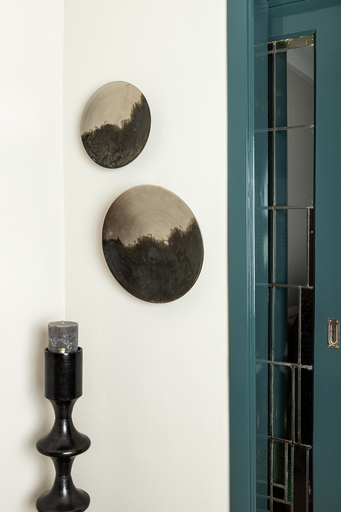 PTMD Taika Black alu ronde kaarshouder met hoge lipjes.