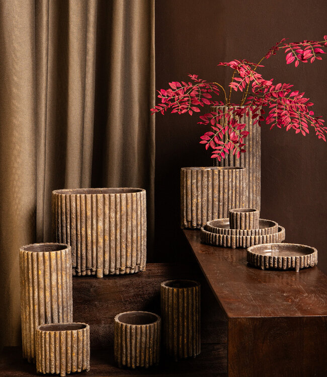 PTMD Morganne Brown ovale cementen pot met geribbelde lijnen.