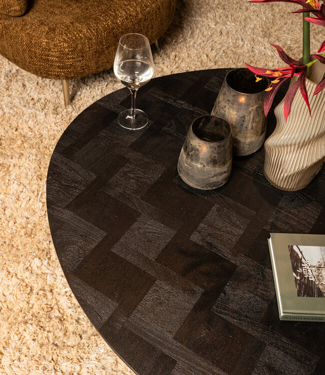 PTMD Fieron Zwarte houten salontafel organisch rond.