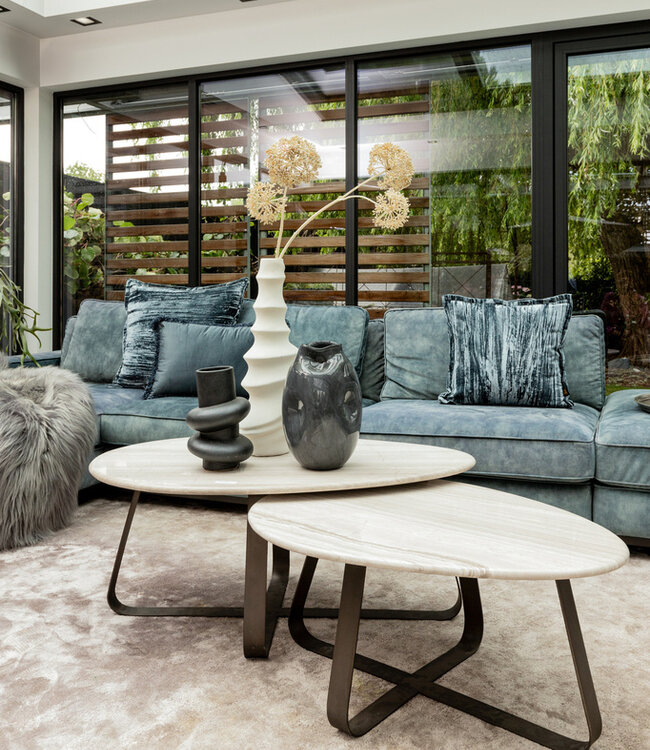 PTMD Muka salontafel laag met donkergrijze basis en wit marmer.