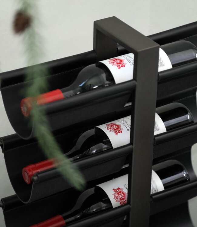 PTMD Davitt Zwart stalen wijnrek met PU-lederen houders L