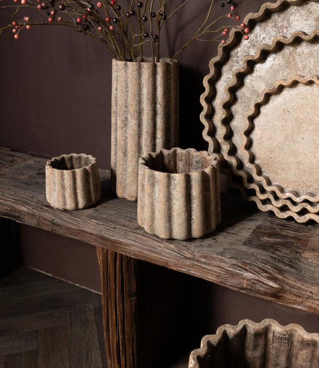 PTMD Jaydean Grey cementplaat met geribbelde structuur rond L.