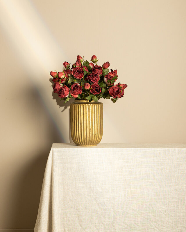 PTMD Rozenbloem rode rozen spray met knop en bladeren.